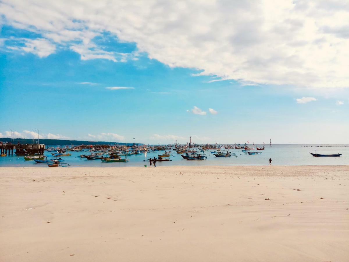 ホテル ファミリーテル バリ Kuta Selatan エクステリア 写真
