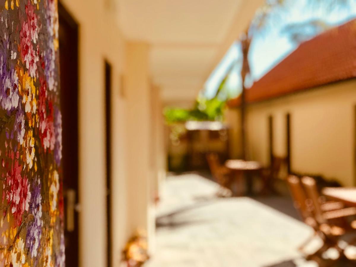 ホテル ファミリーテル バリ Kuta Selatan エクステリア 写真
